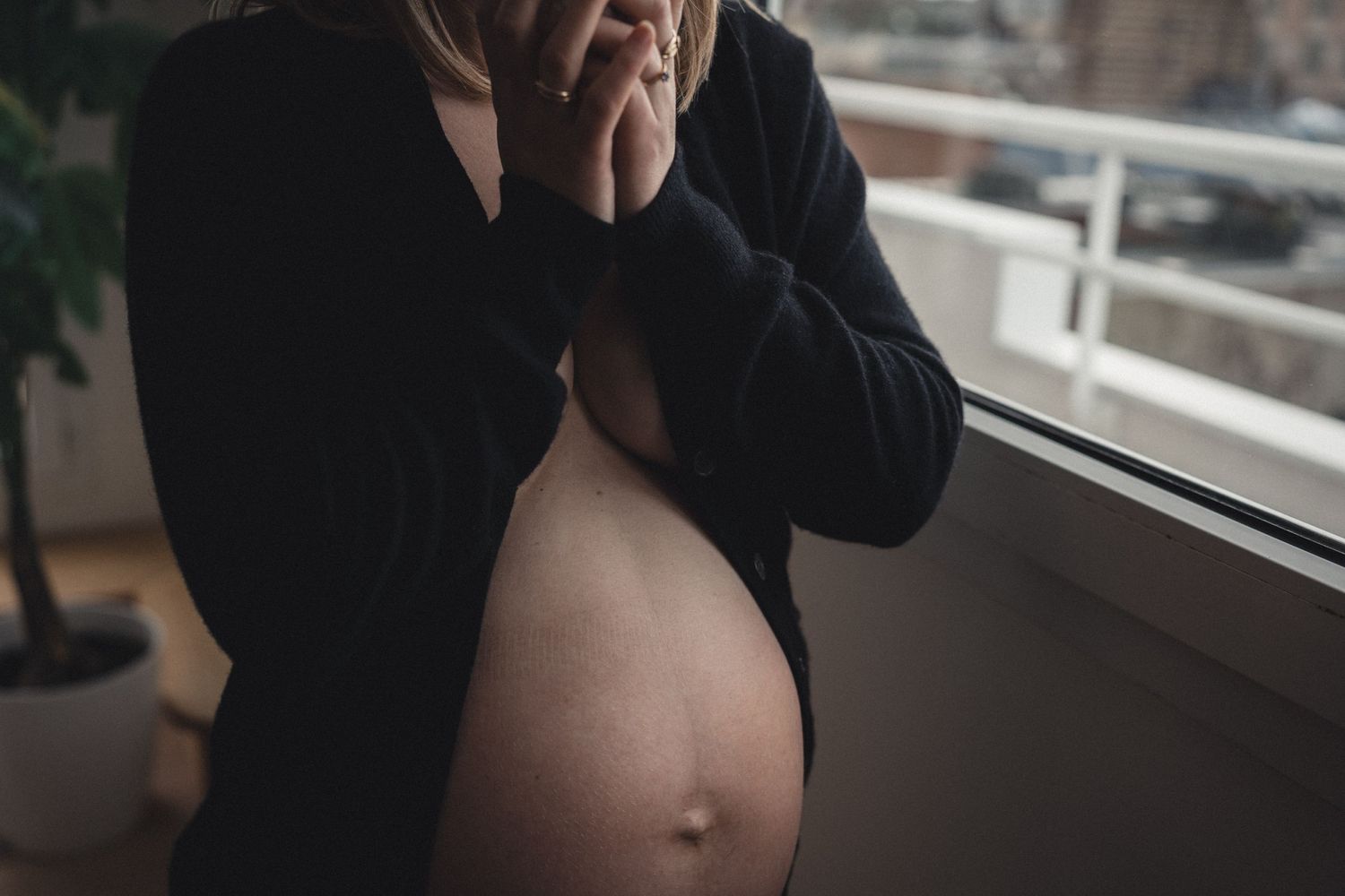Femme enceinte photographe grossesse Le Havre  Rouen photo naturelle ventre rond café à domicile lumière douce maternité intimiste claudèle