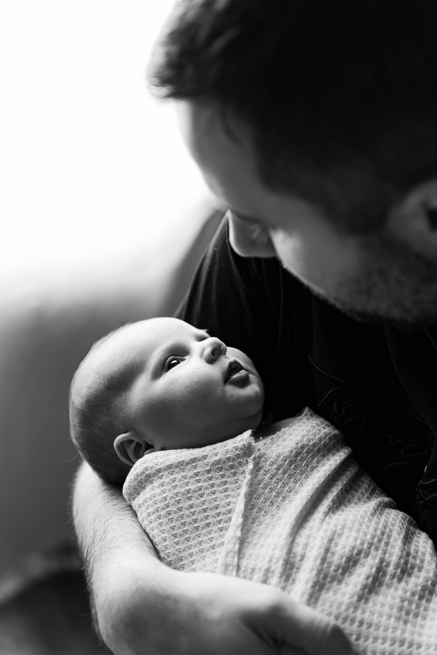 Čiernobiela profesionálna fotografia otec a dcéra na newborn fotení v atelieri v Ianke pri Nitre.