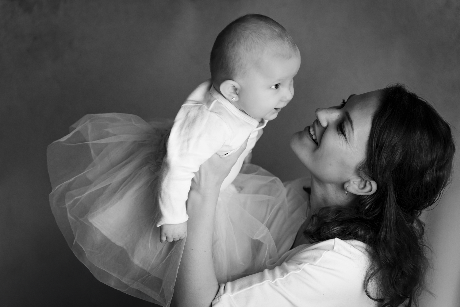 Mama s dcérou čiernobiela fotografia v ateliéri v Ianke v Branči.