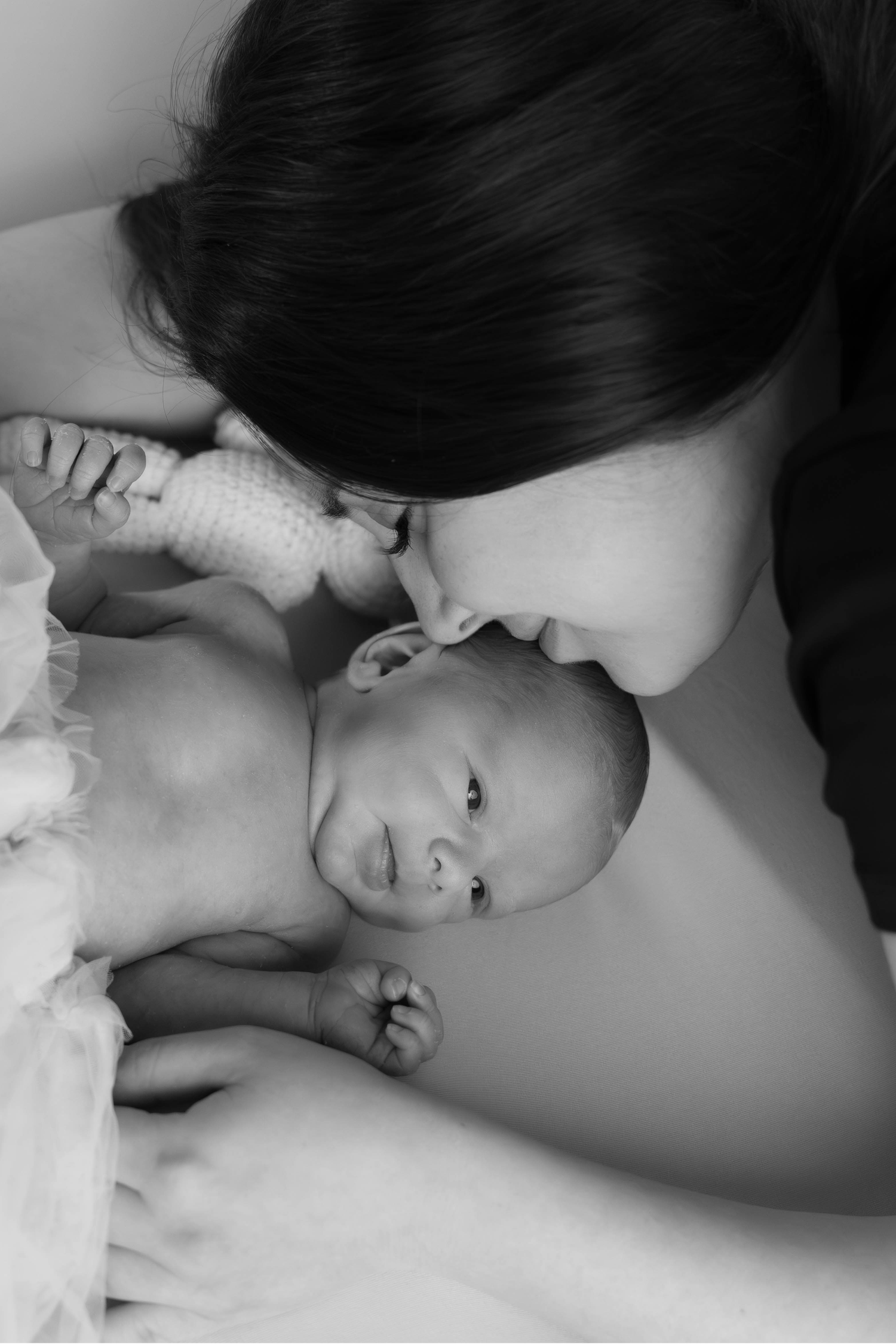 Čiernobiela profesionálna fotografia mama a novorodeniatko na profesionálnom fotení v atelieri v Nitre.