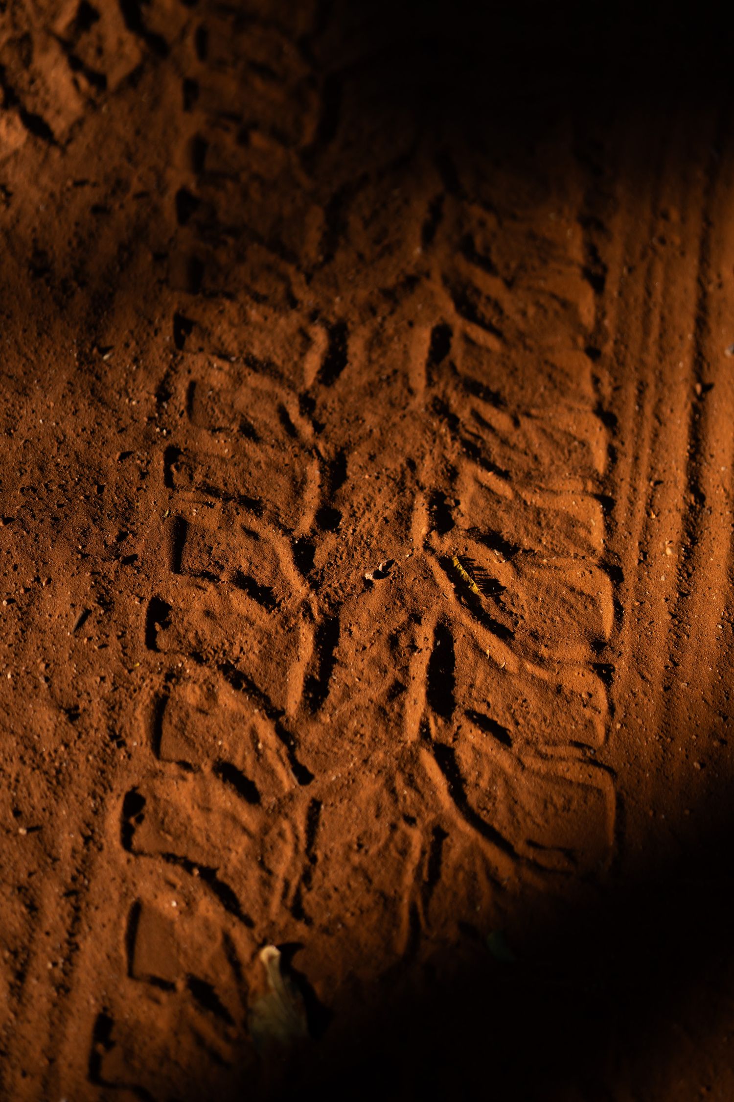 trace d'un pneu de 4x4 sur une piste de sable ocre en namibie