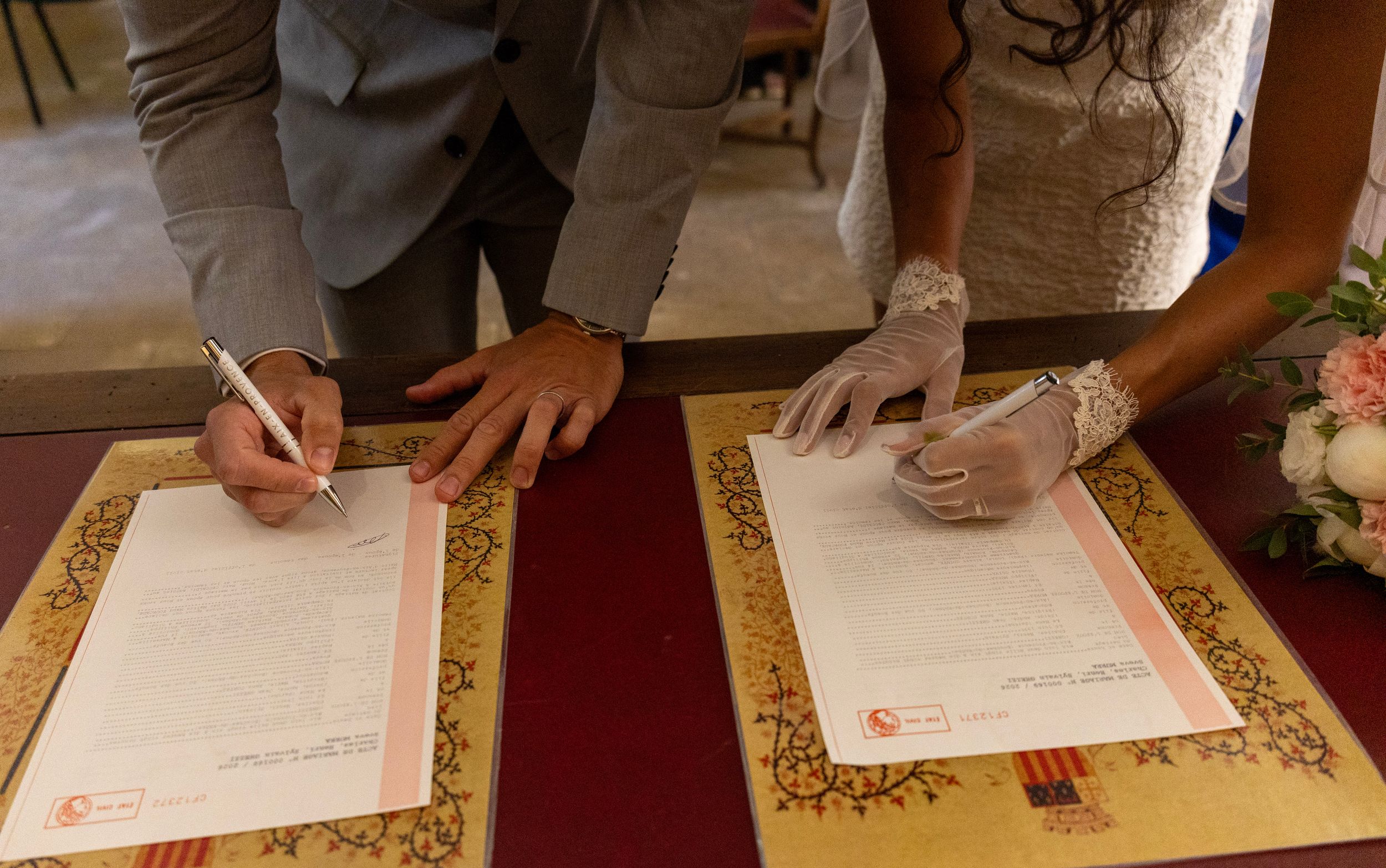 Les mariés signent les registres pendant leur cérémonie