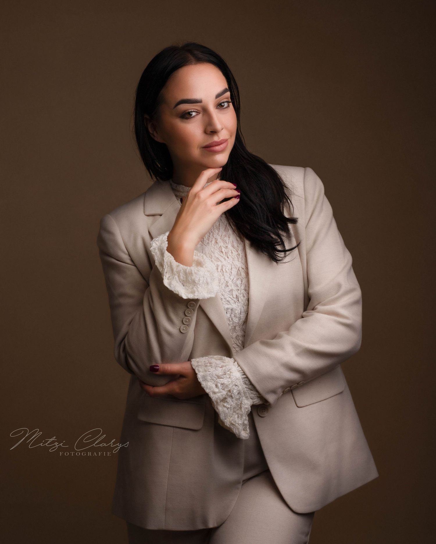 Portretfoto vrouw in beige pak in studio, Goes