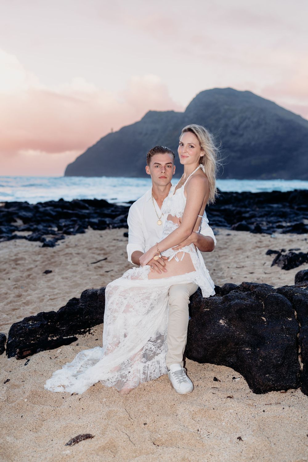 Wedding photographer Oahu Hawaii
Couple Photoshoot 
wedding at the beach photoshoot
Beach wedding Oahu Hawaii
Beach ceremony Oahu Hawaii