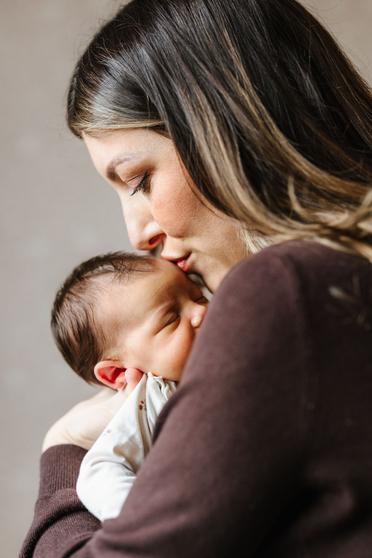 Candid baby and mom photos during a newborn lifestyle photography photoshoot in a Kelowna, BC home.