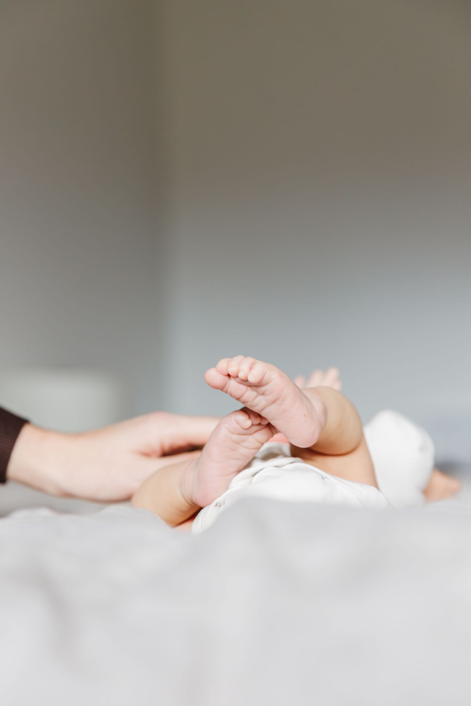 Toes of baby photos taken at home for a bright and airy soft lighting lifestyle newborn photography photoshoot in Kelowna, BC.