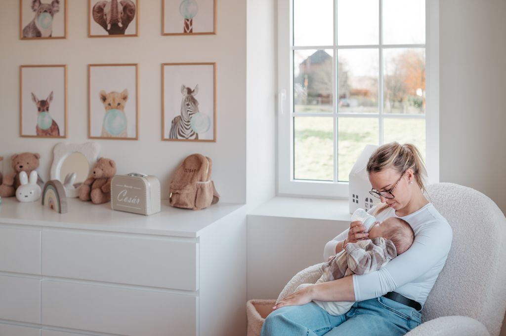 Melissa Stuer Photography Moederschapsfotograaf Moerbeke Oost-Vlaanderen kraamreportage nieuw leven newborn mama en zoon flesvoeding knuffel