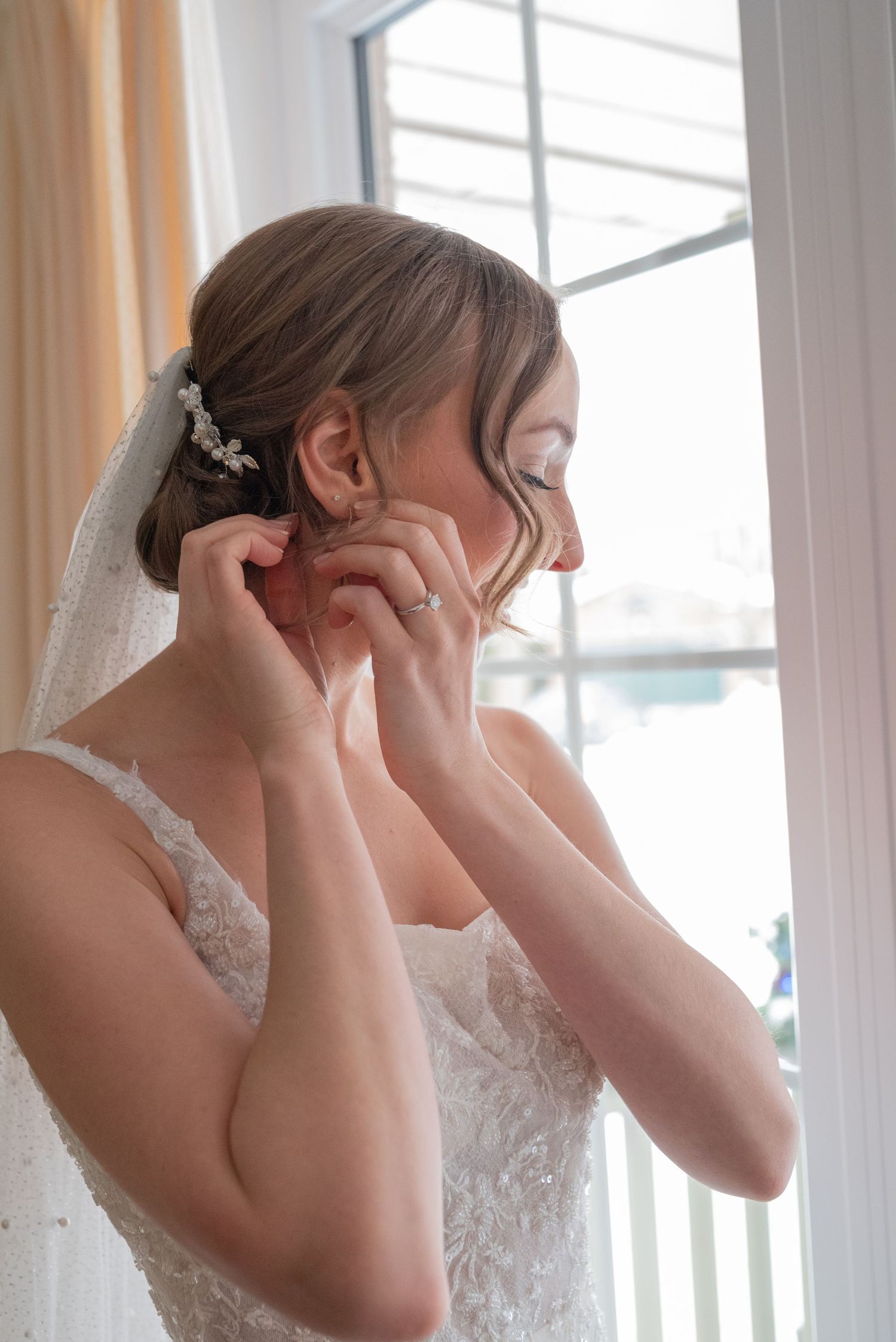 Bride shares emotional first look with father in cozy Ottawa home
