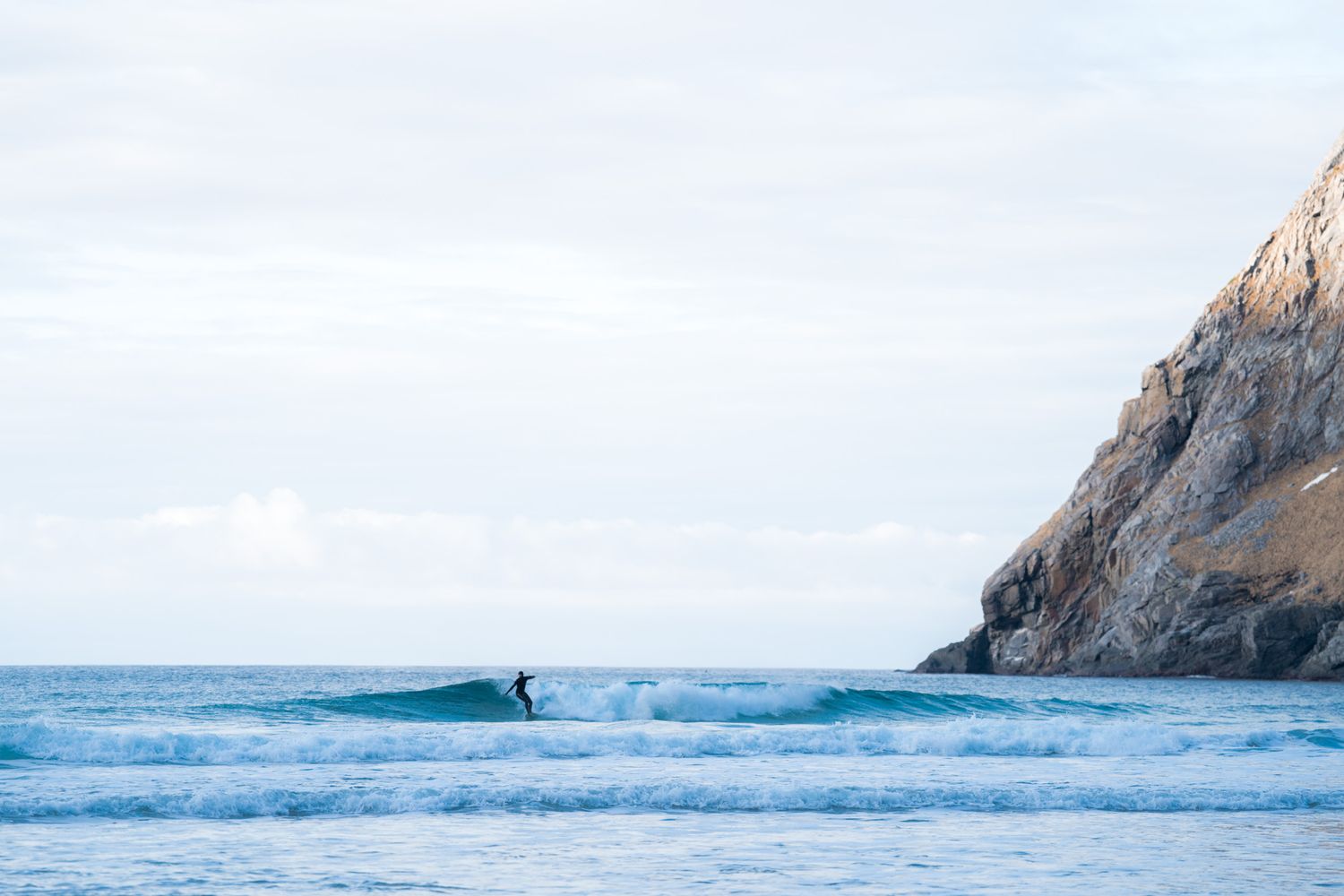 surfeur hiver kvalvika beach