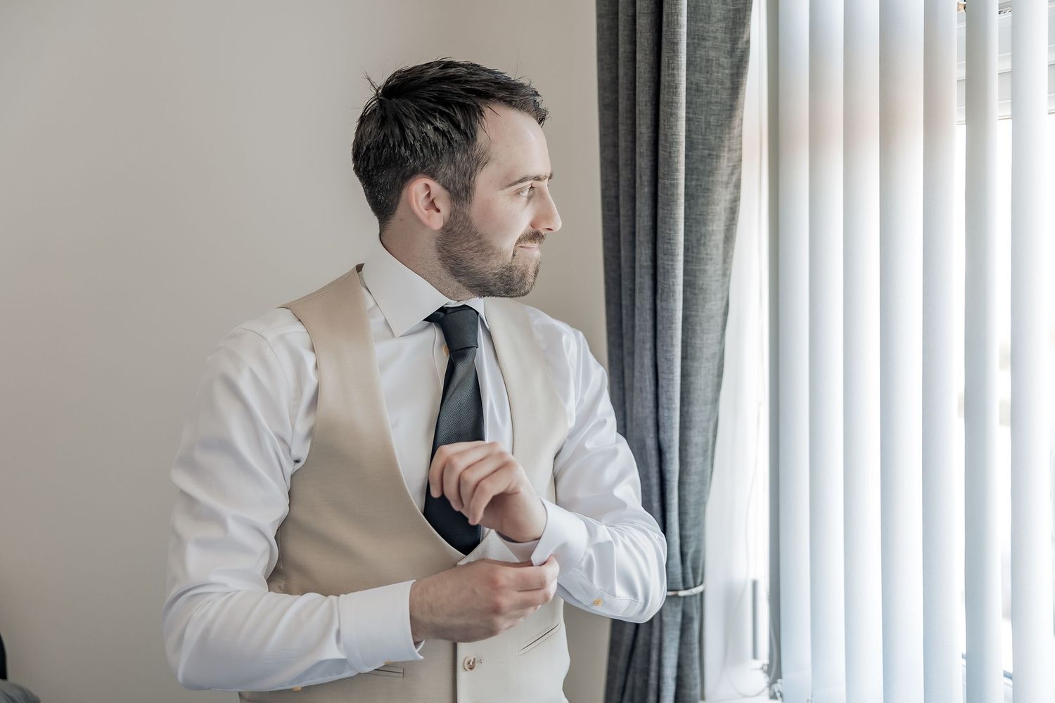 A guided moment when the groom on his relaxed wedding morning gets ready.