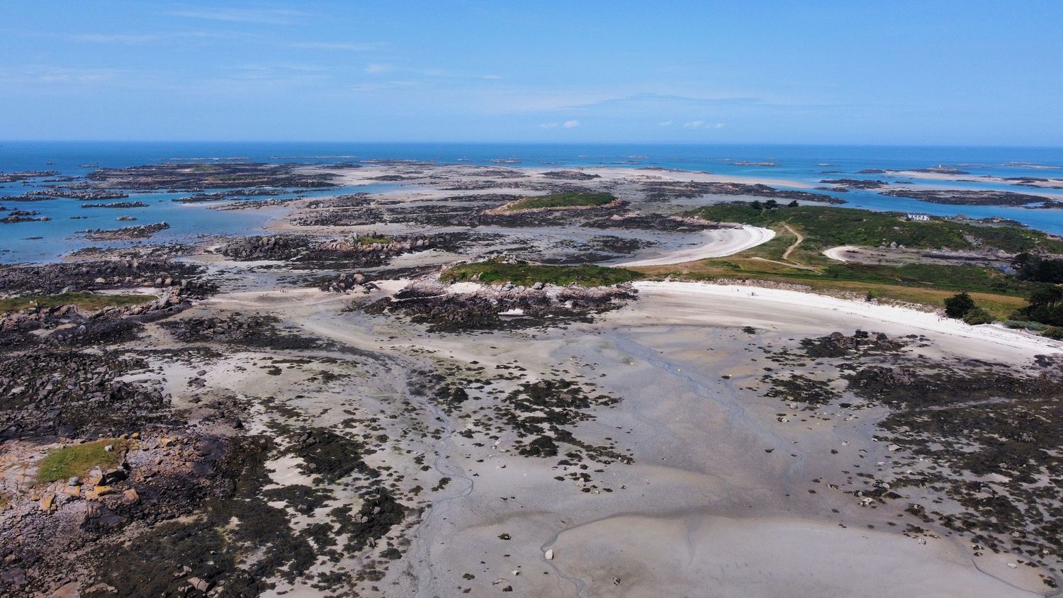 Archipel des îles Chausey vue du ciel dans le département de la Manche en Normandie. Plage, crique à marée basse