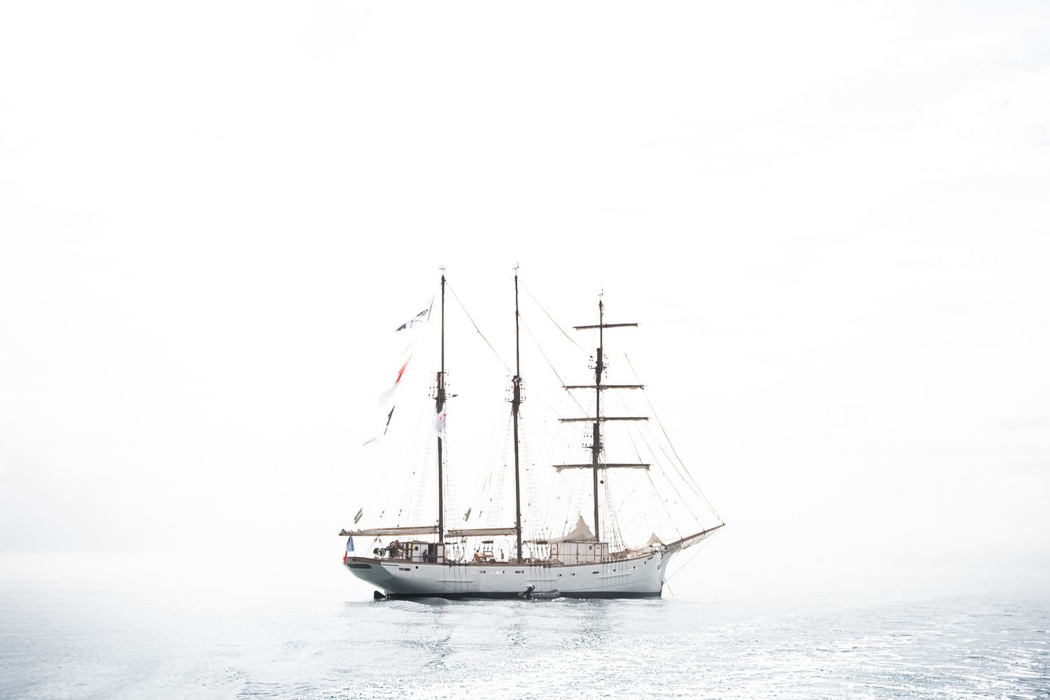 Voilier qui navigue en mer au large de Granville dans le département de la Manche en Normandie - Cotentin.