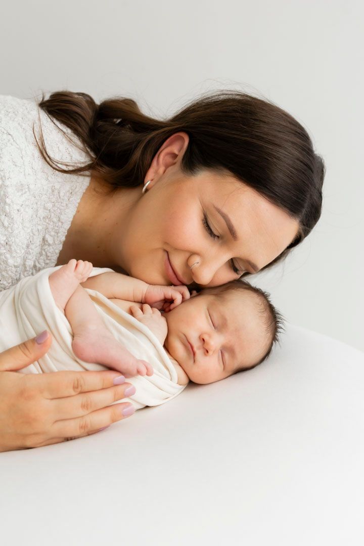 Vastasyntynyt vauva nukkuu rauhallisesti, kapaloituna kauniiseen vaaleaan liinaan, Newborn kuvaaja Muurame, äitiys