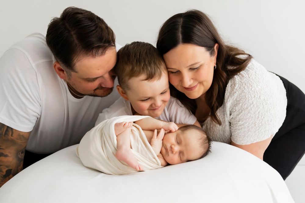 Vastasyntynyt vauva nukkuu rauhallisesti, kapaloituna kauniiseen vaaleaan liinaan, Newborn kuvaaja Muurame, perhekuva