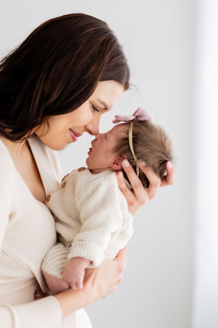 Vastasyntynyt vauva nukkuu, Newborn kuvaaja Muurame, newbornkuvaus