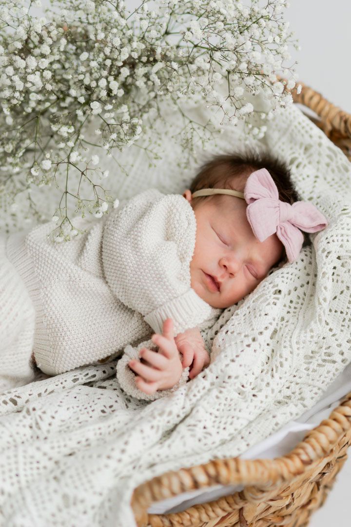 Vastasyntynyt vauva nukkuu, Newborn kuvaaja Muurame, newbornkuvaus