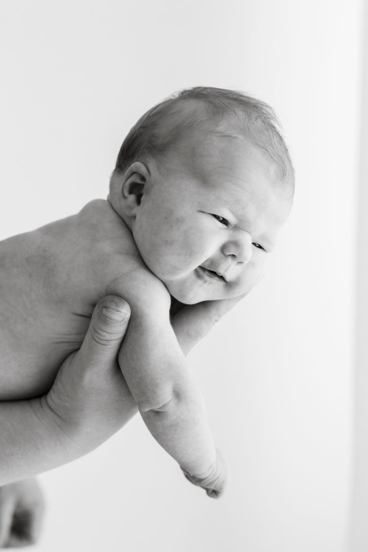 Vastasyntynyt vauva, isän sylissä, newborn kuvaus Jyväskylä, Muurame