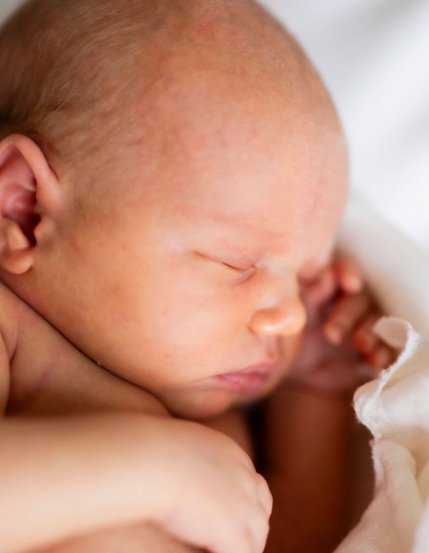 Vastasyntynyt vauva nukkuu rauhallisesti vaaleassa kapalossa, newborn kuvaus Jyväskylä, Muurame