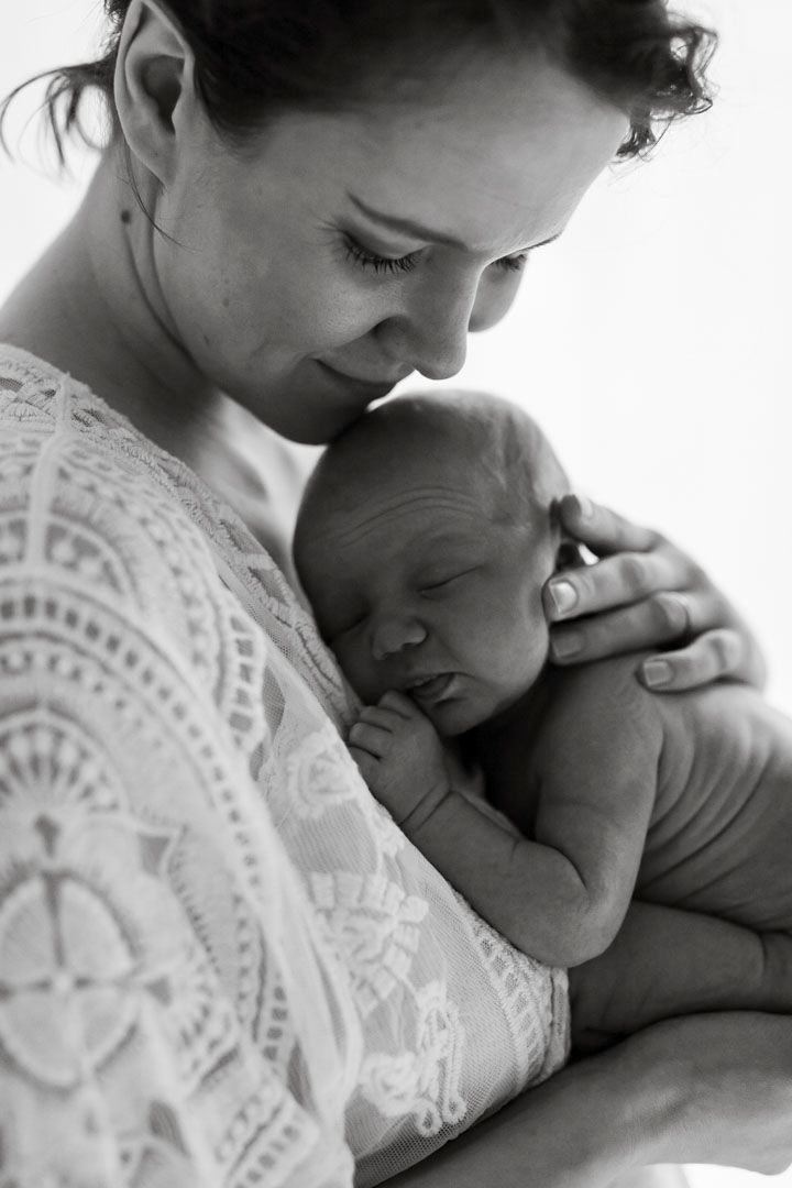 Äiti katsoo vastasyntynyttä vauvaa sylissään, newborn kuvaus Jyväskylä, Muurame
