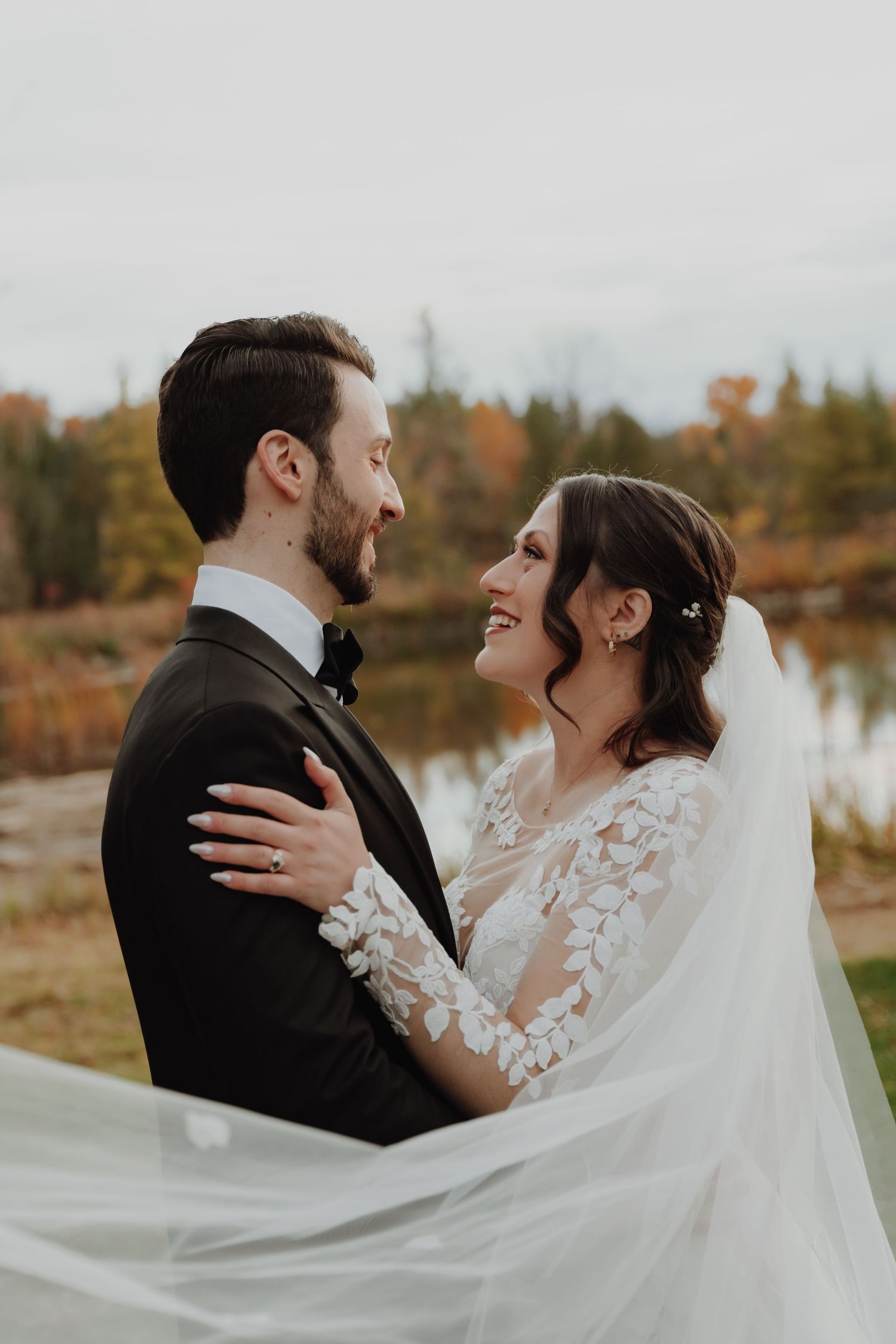 Deux amoureux qui s'embrassent sous une lentille professionnelle.