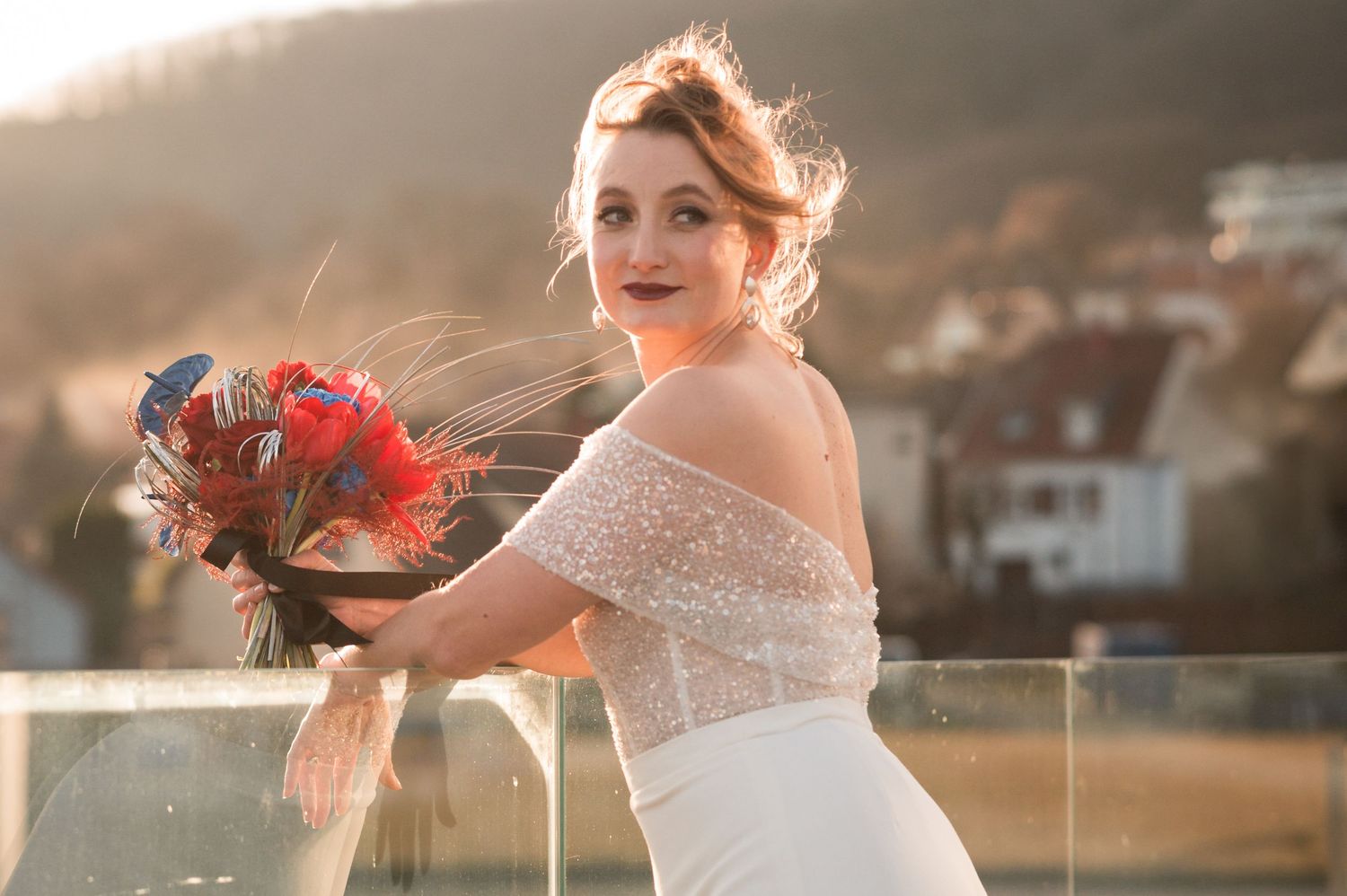 Mariée image douce regard sourire et bouquet