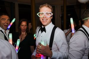 Brudgom med glowstick hjertebriller. Festen er i gang!