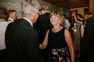 Bryllupsgjester som danser, de smiler og er glade.