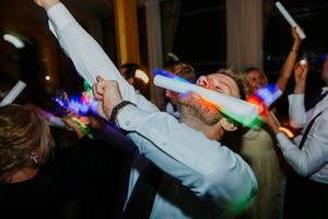 Bryllupsgjest som fester med armene i været.