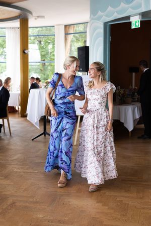Bryllupsgjester gående gjennom lokalet og på vei til bords.