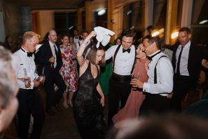 Gjester som danser under bryllupsfesten.
