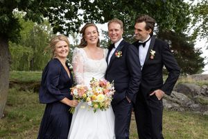 Bilde av brudepar og forlovere. Bruden har en nydelig bukett i gult, oransje og grønt.
