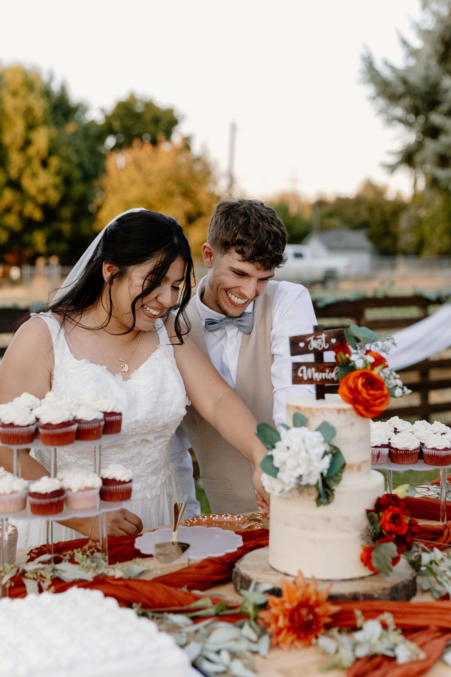 Backyard outdoor wedding in Oregon in September