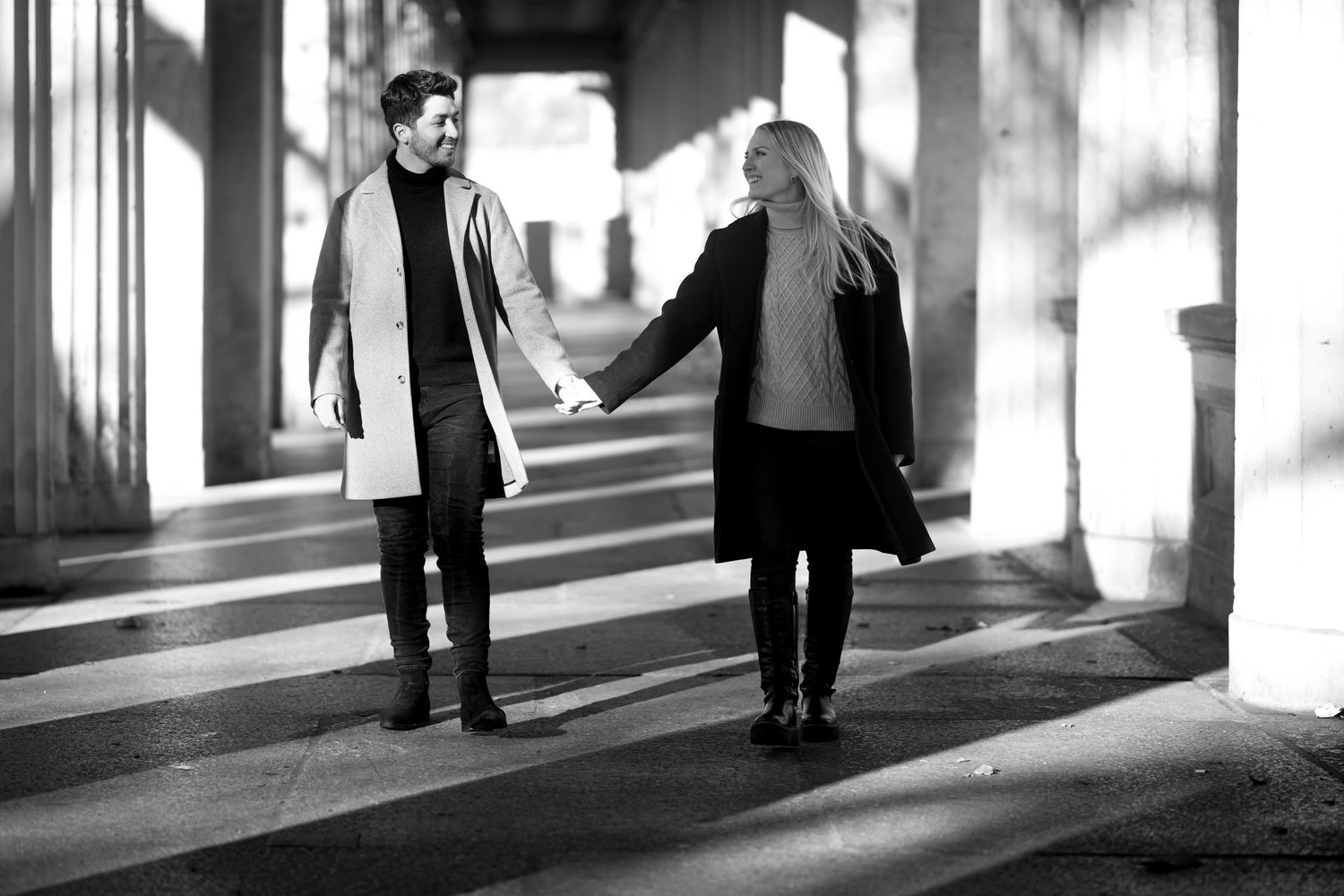 Zeitlose Couple Fotos auf der Museumsinsel Berlin fotografiert vom Paarshooting Fotografen