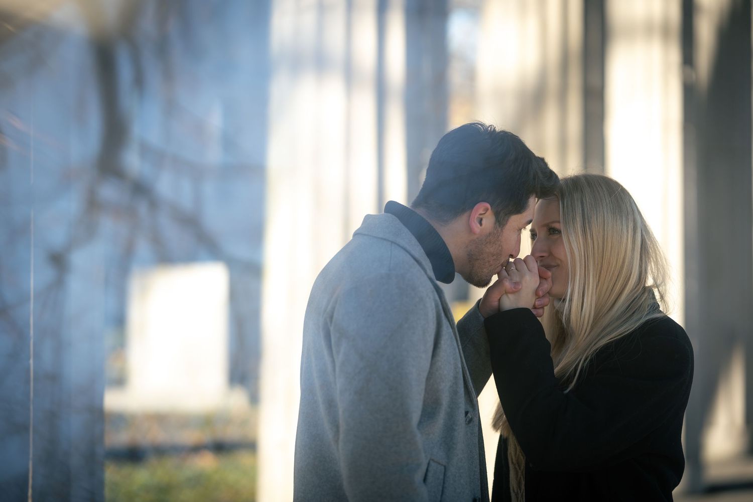 Modernes Paar Shooting in Berlin mit urbaner Kulisse