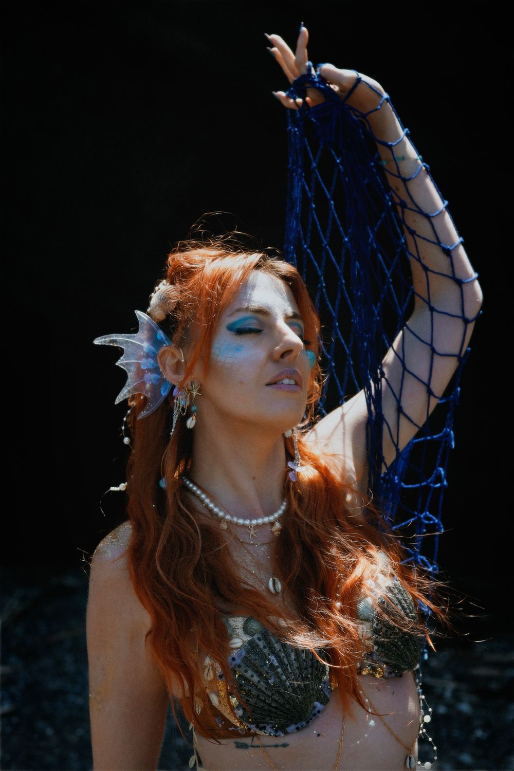 Séance photo par Chaemi Studio, photographe portrait à Agde pour Amélie. Shooting estival créatif sirène au bord de la mer méditerranée.