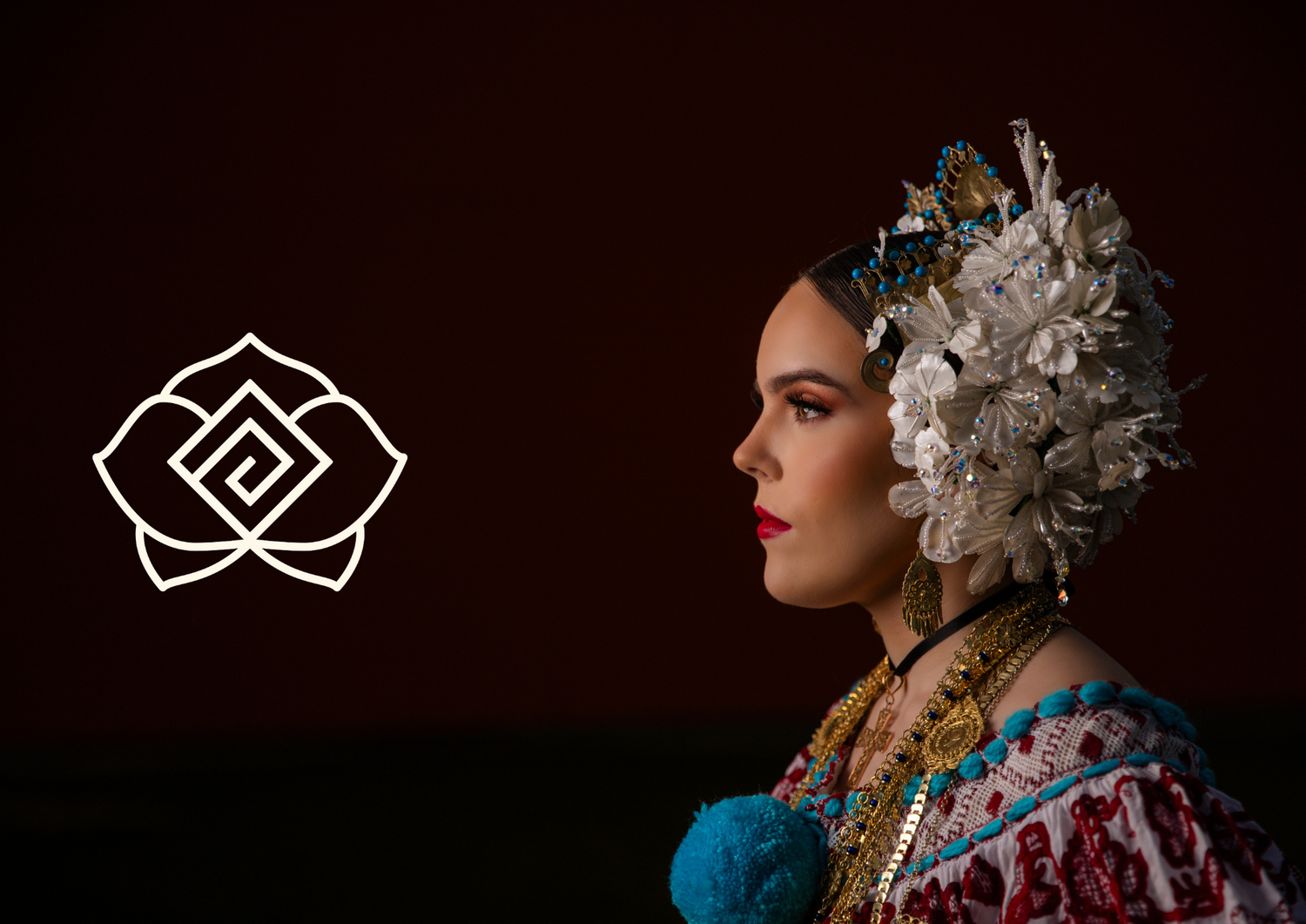Mujer con pollera santeña de gala y tembleques de escama en fondo oscuro y logo de Fotopolleras
