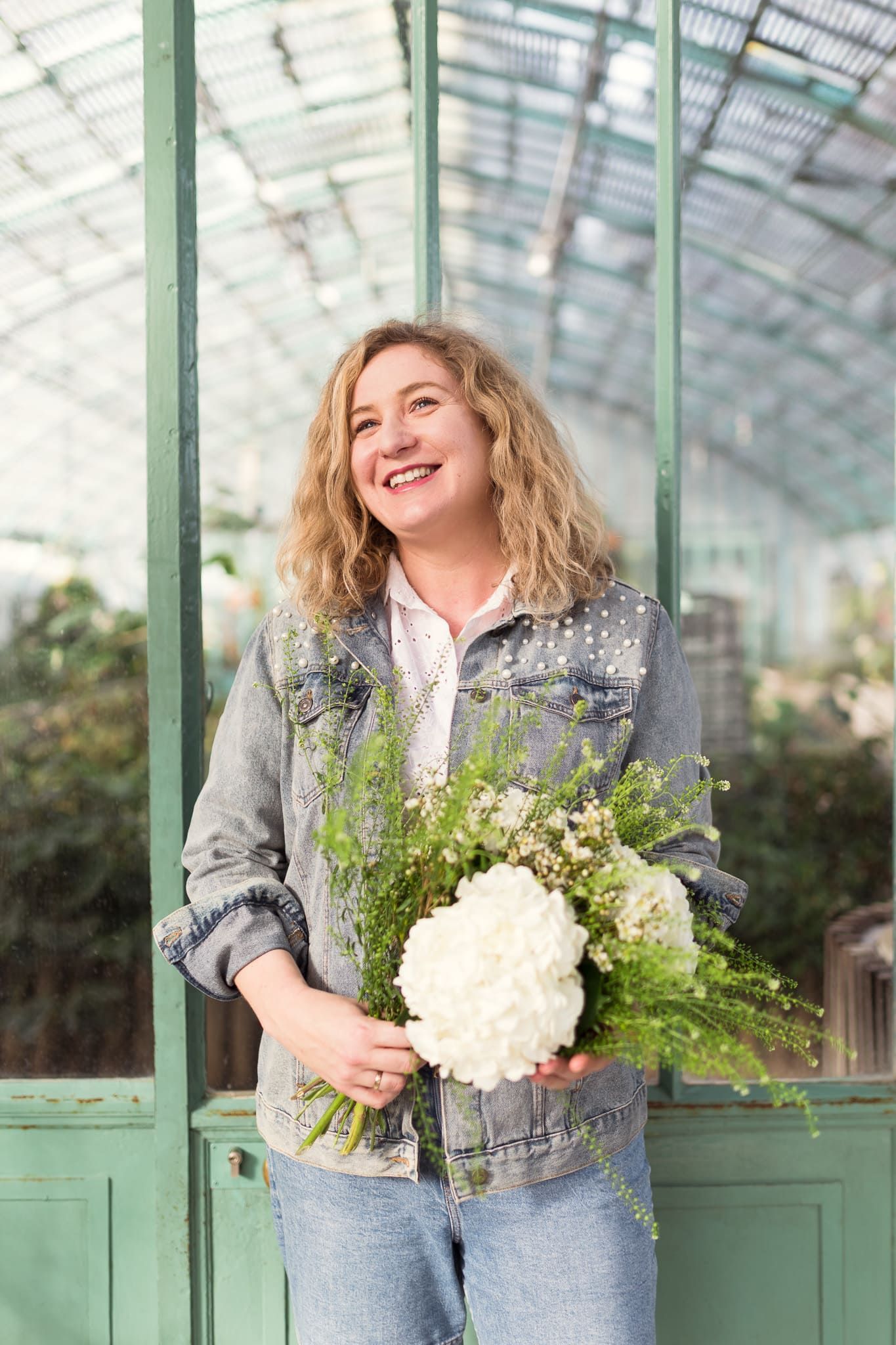 Portrait naturel de Kasia dans la serre d’Auteuil — végétation & lumière naturelle