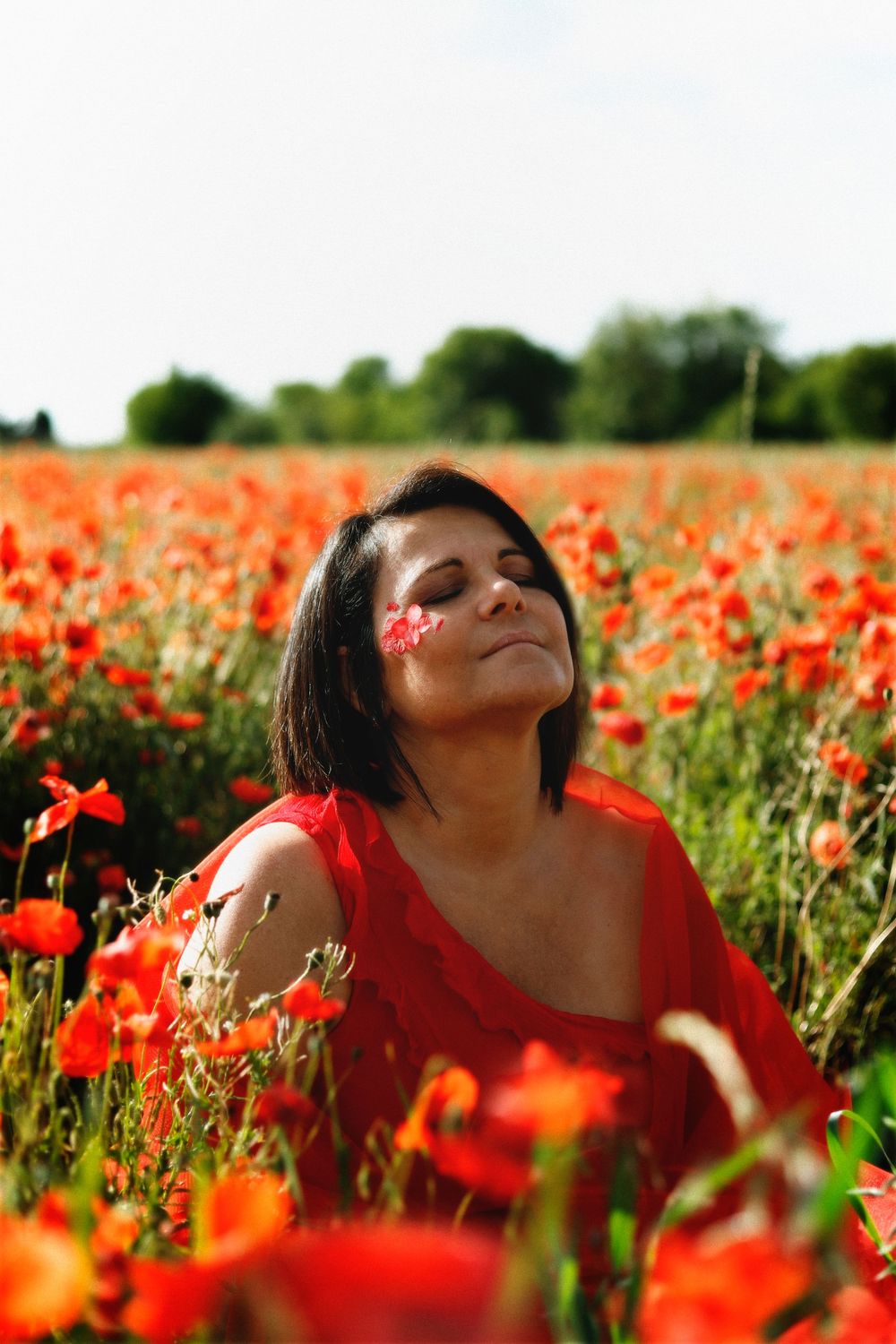 Séance photo par Chaemi Studio, photographe à Montpellier. Shooting à Mauguio aux couleurs rouges au milieu des coquelicots au printemps.