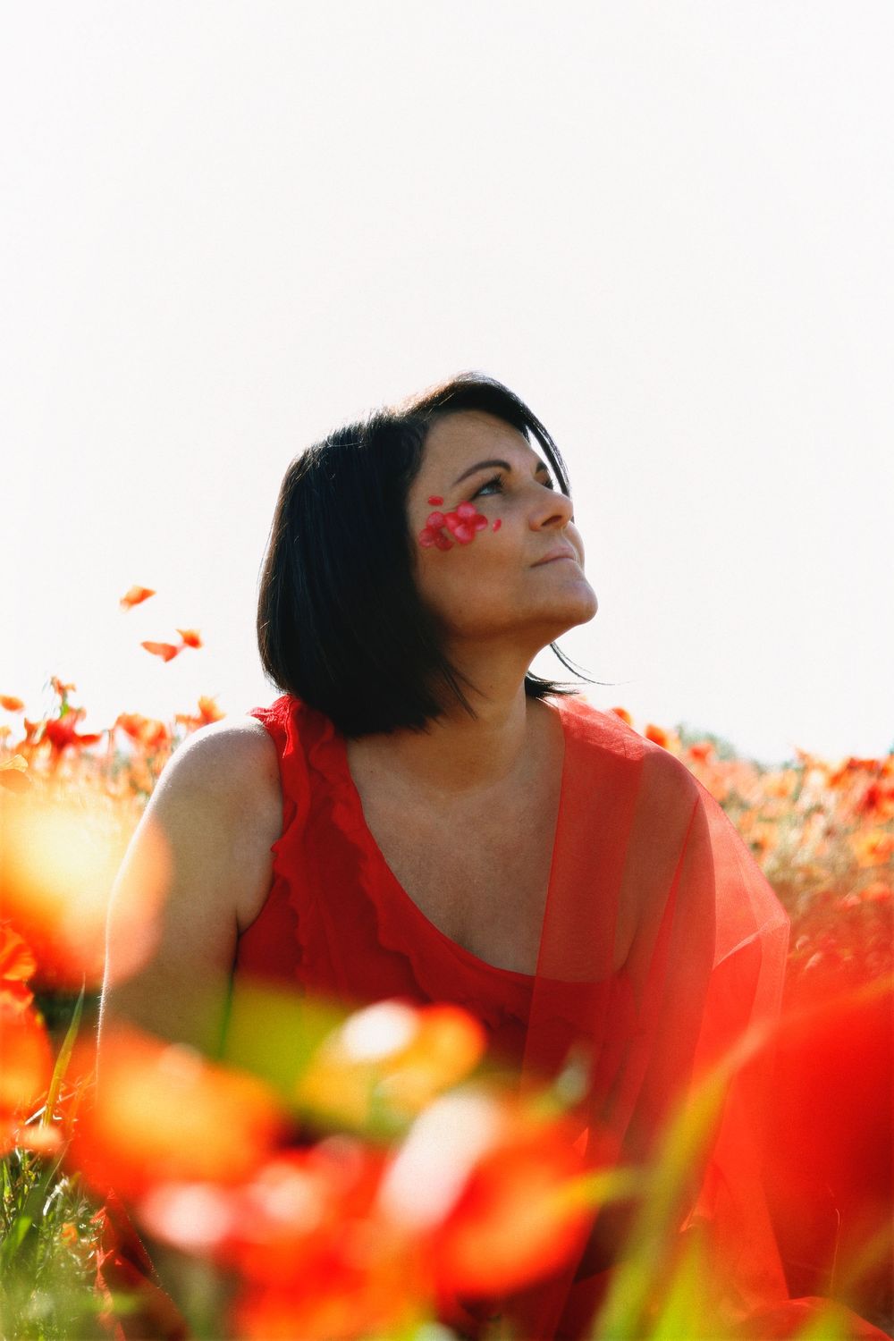 Séance photo par Chaemi Studio, photographe à Montpellier. Shooting à Mauguio aux couleurs rouges au milieu des coquelicots au printemps.