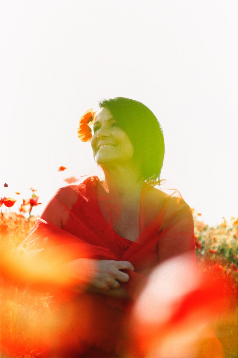 Séance photo par Chaemi Studio, photographe à Montpellier. Shooting à Mauguio aux couleurs rouges au milieu des coquelicots au printemps.