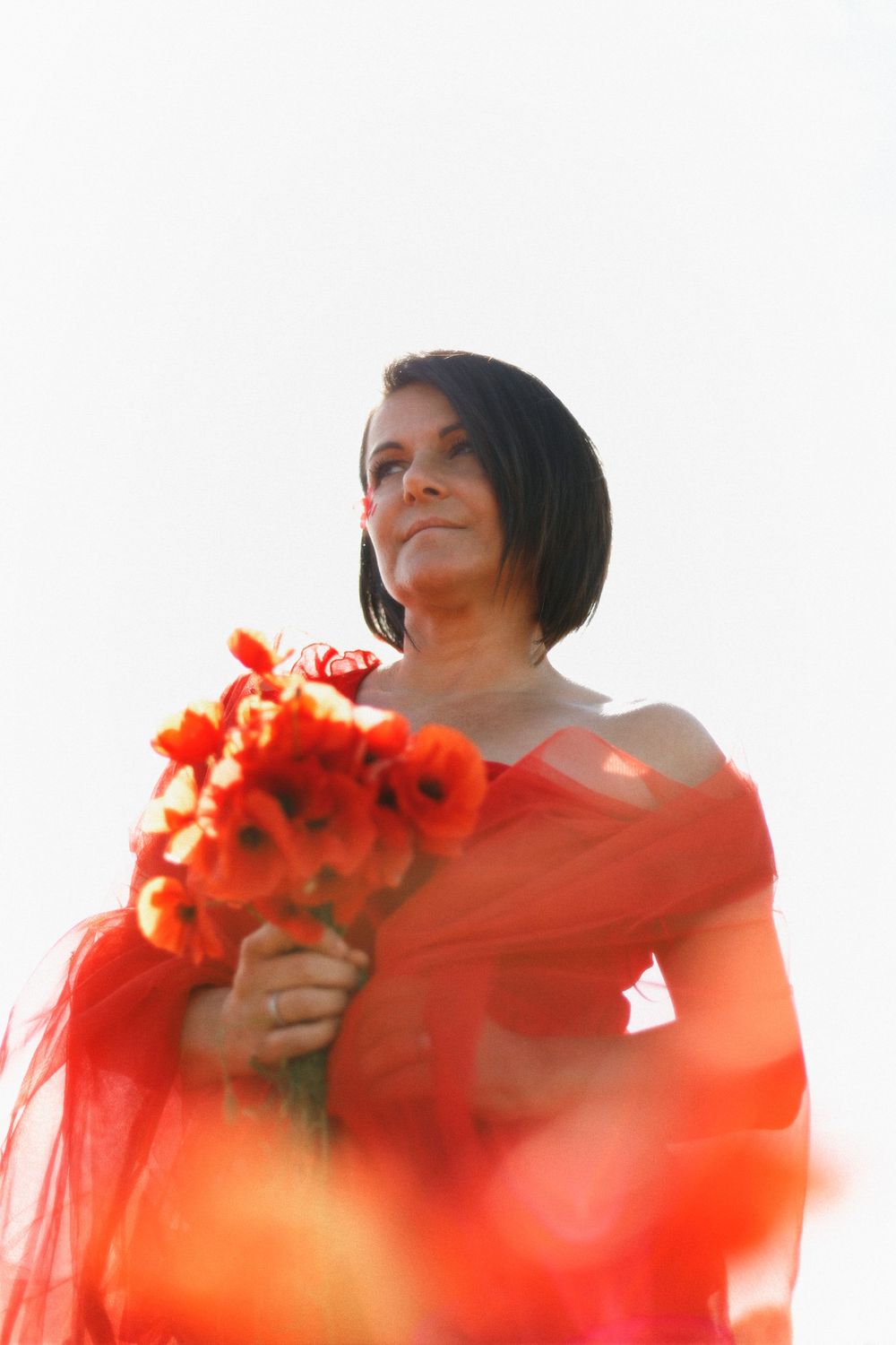 Séance photo par Chaemi Studio, photographe à Montpellier. Shooting à Mauguio aux couleurs rouges au milieu des coquelicots au printemps.