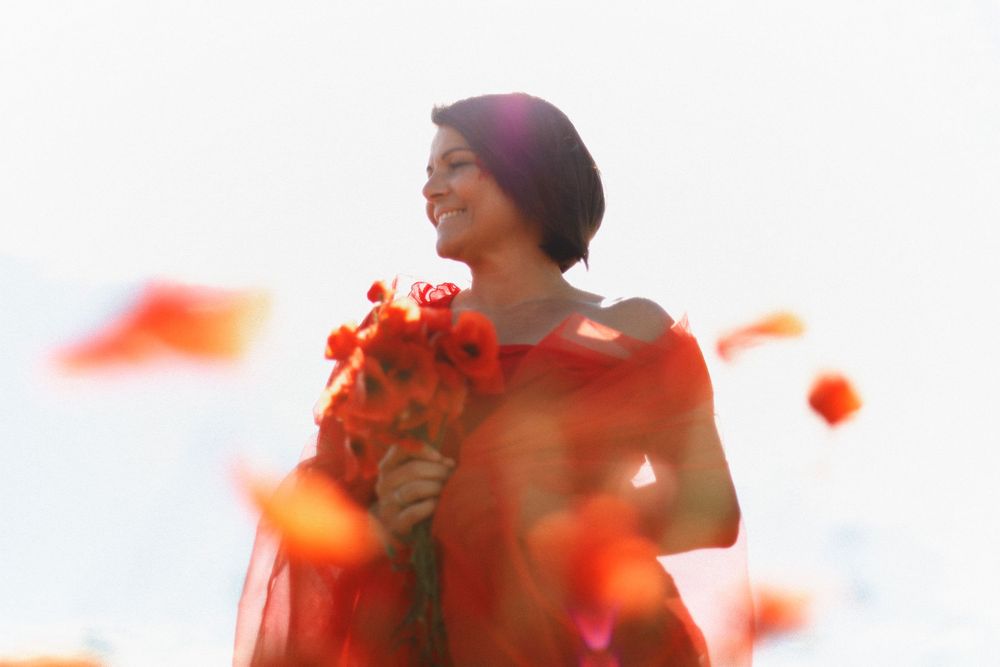 Séance photo par Chaemi Studio, photographe à Montpellier. Shooting à Mauguio aux couleurs rouges au milieu des coquelicots au printemps.