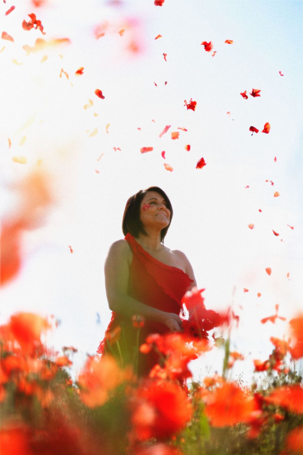 Séance photo par Chaemi Studio, photographe à Montpellier. Shooting à Mauguio aux couleurs rouges au milieu des coquelicots au printemps.