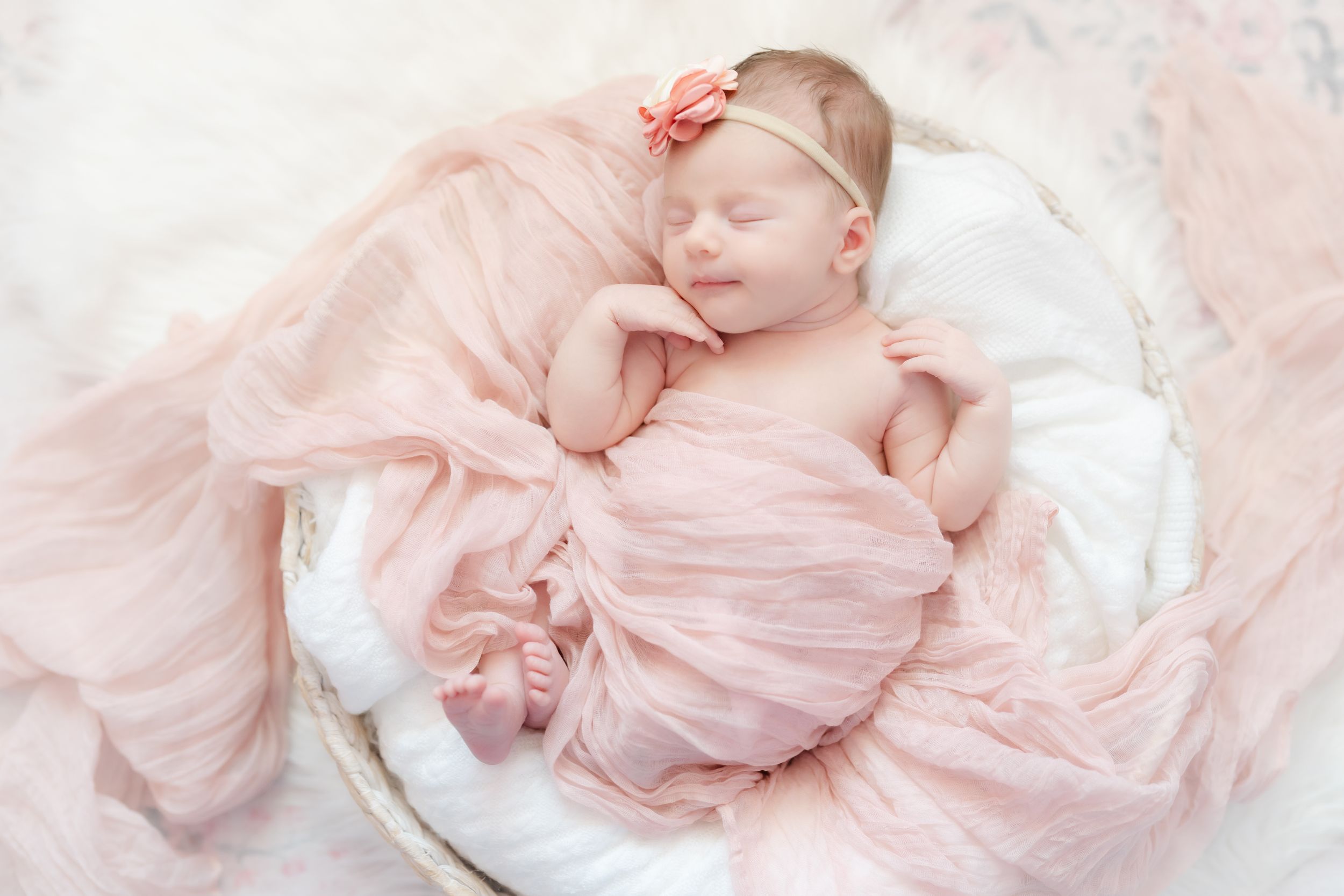 newborn photoshoot done by aleisa Rachelle photography in st. Pete, Tampa, clearwater, baby girl sleeping peacefully smiling