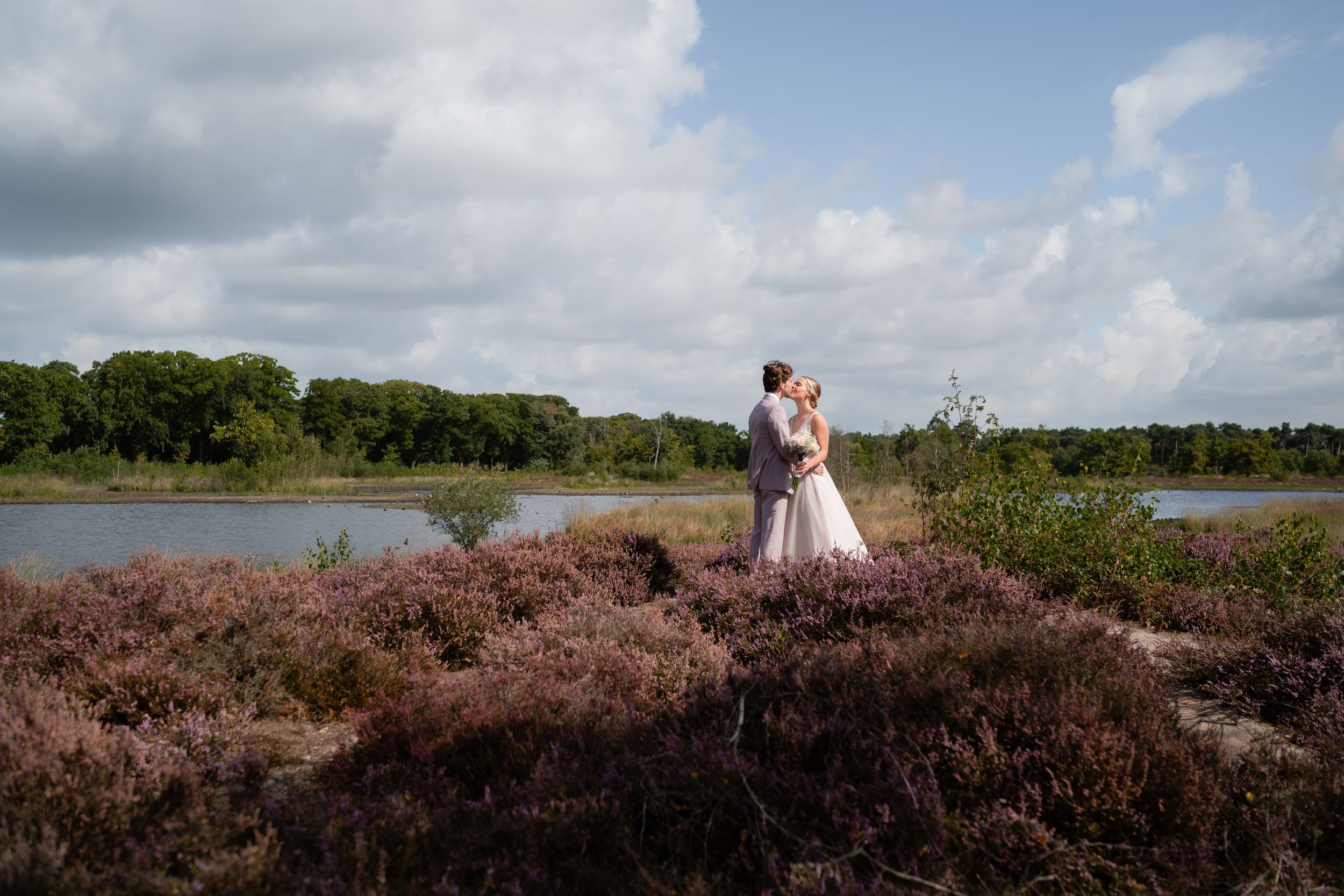 Bruidspaar trouwshoot paarse heide - regio Nijmegen - Haterste en Overasseltse Vennen - Elles Yanna Photography