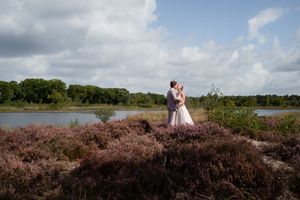 Bruidspaar trouwshoot paarse heide - regio Nijmegen - Haterste en Overasseltse Vennen - Elles Yanna Photography