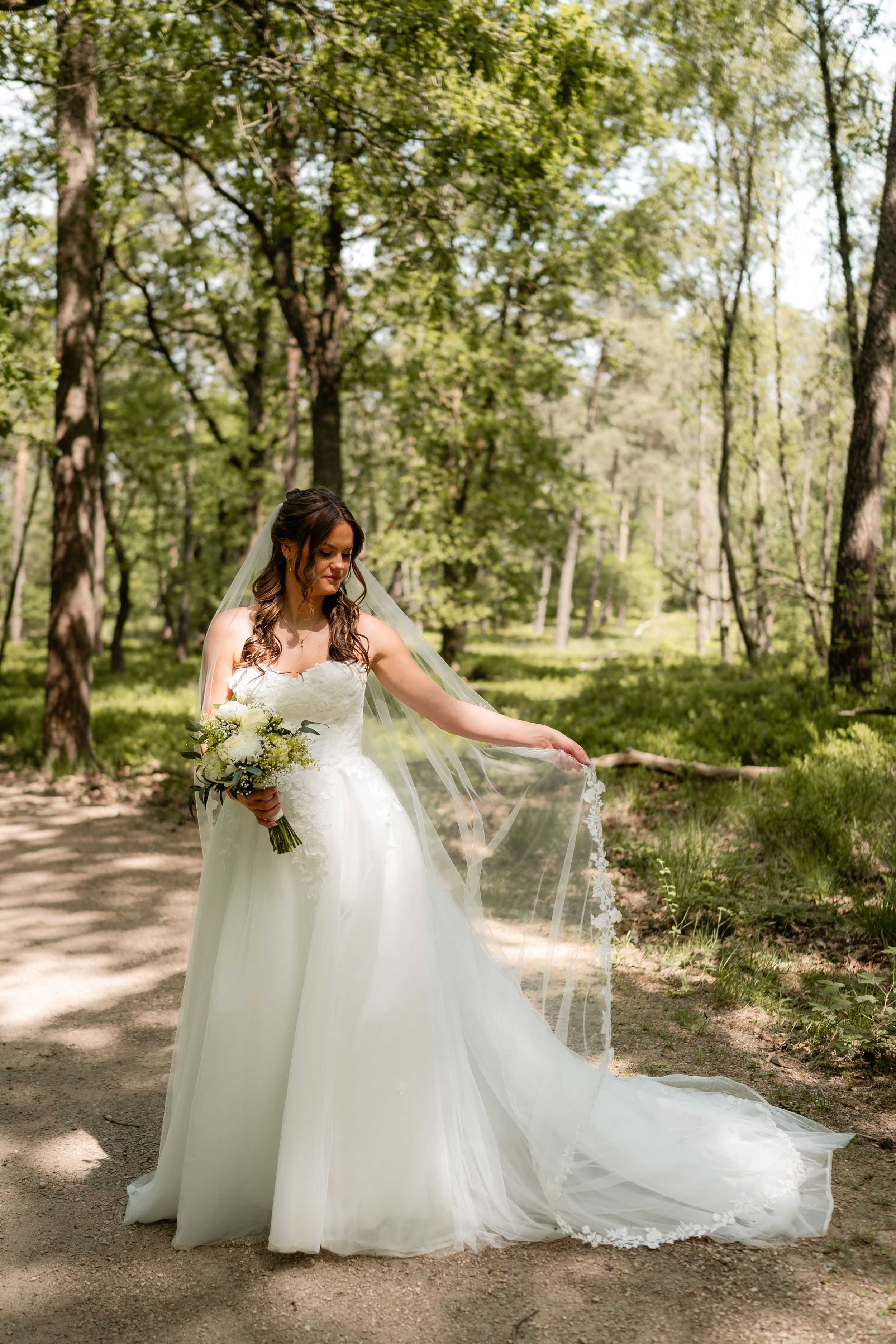 Bruid in het bos trouwshoot - Elles Yanna Photography