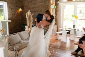 Trouwceremonie kus - Elles Yanna Photography