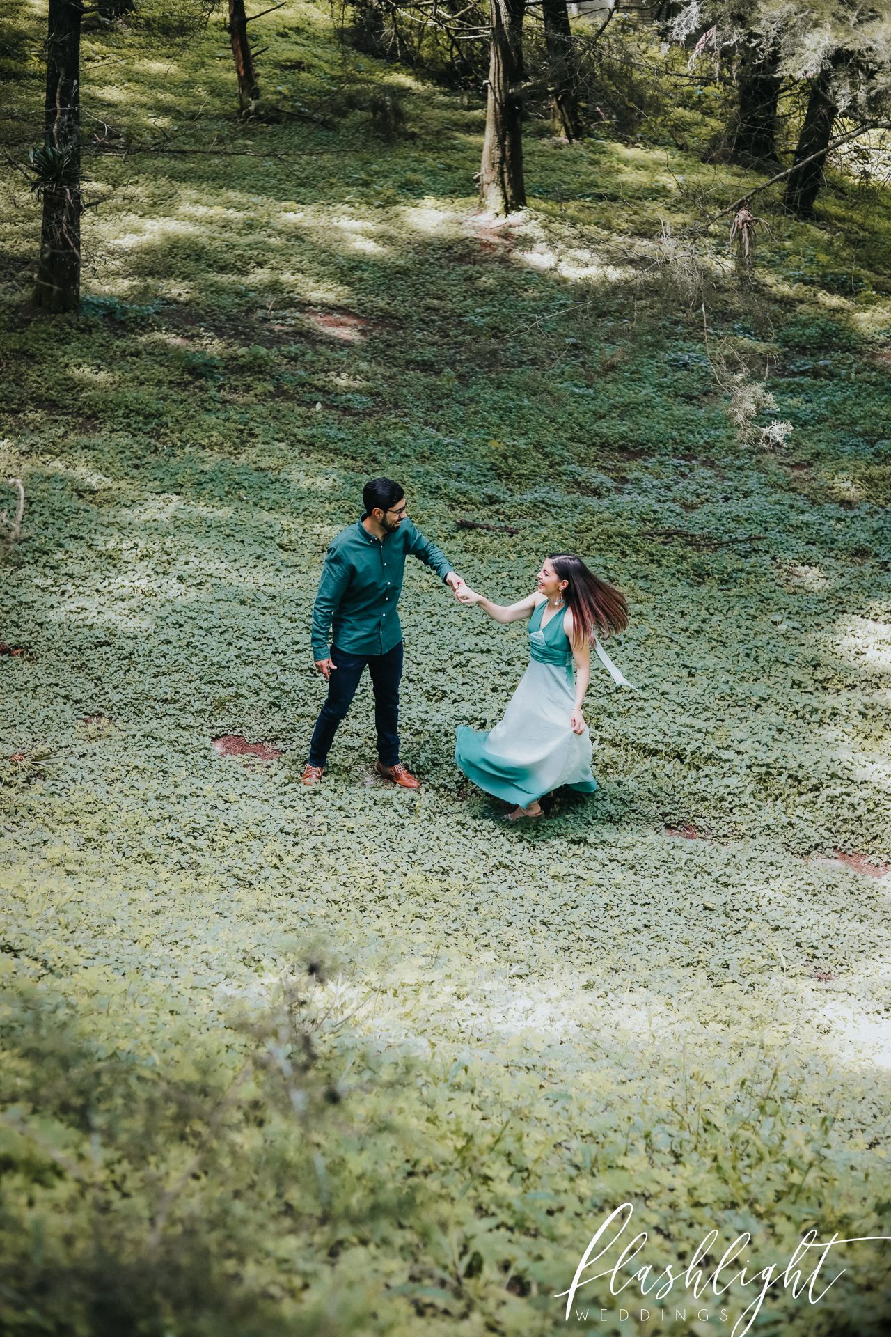 Fotografos de boda en Guatemala -  Pareja caminando en bosque durante Save the Date