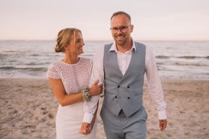 Natürliche Hochzeitsfotos im Sonnenuntergang am Ostseestrand in Schleswig-Holstein
